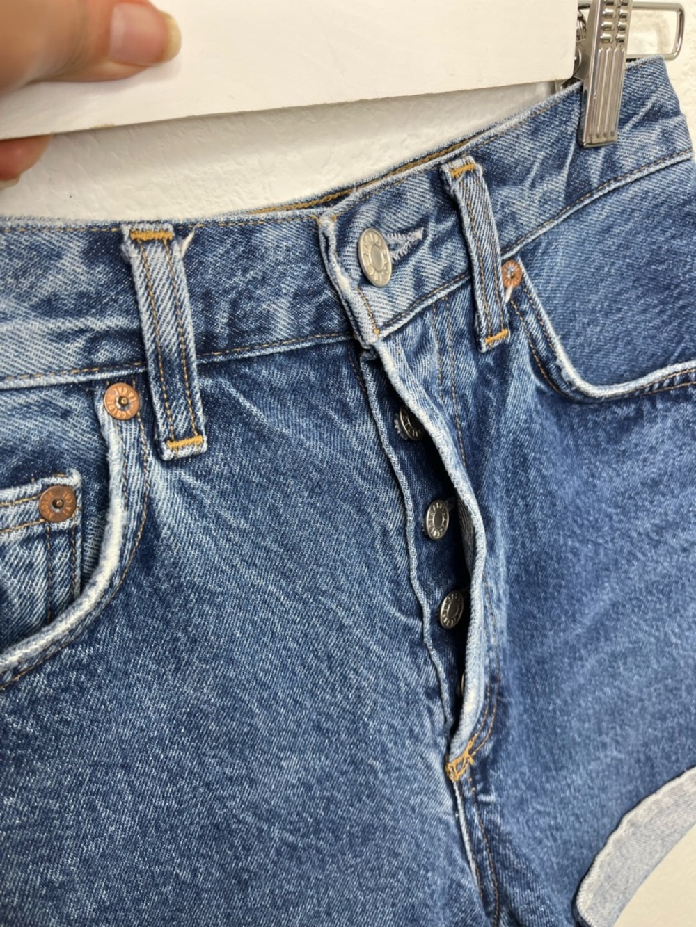 Agolde High-Waist Indigo Rolled-Hem Denim Shorts - Picture 4 of 9